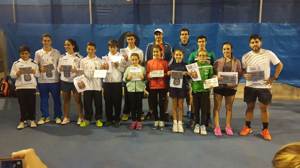 Foto 3: Carolina Benito con los campeones y finalistas del Torneo.